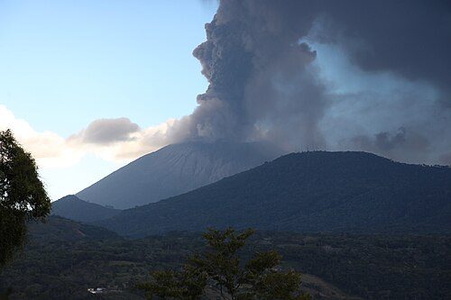 The San Miguel (volcano) during the eruption of December 29, 2013
