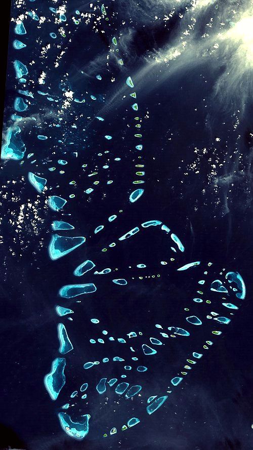 The Maalhosmadulu Atolls seen from space. The Southern Maalhosmadulu Atoll and Fasdūtherē Atoll (centre) make up Baa Atoll