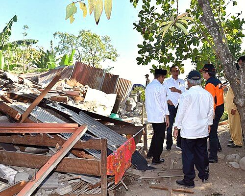 Joko Widodo examining the earthquake damage.